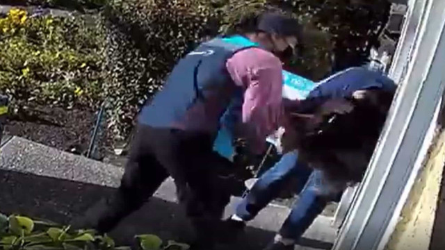 Entregadora da Amazon é flagrada agredindo violentamente uma mulher