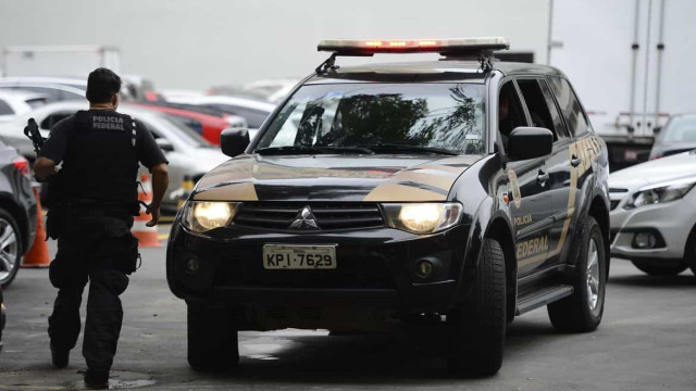 Polícia apreende 20 fuzis e mais de mil munições dentro de carros em SP