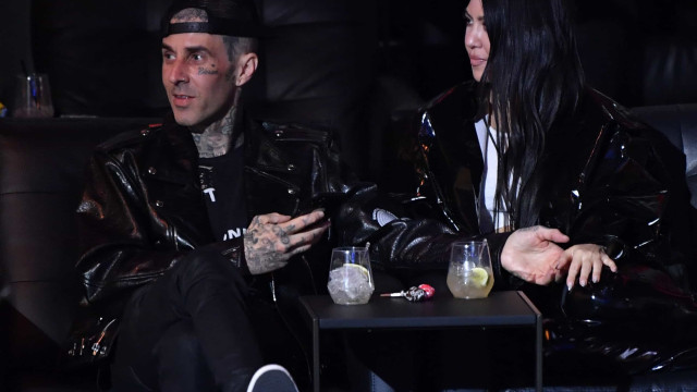 Travis Barker faz viagem de avião pela 1.ª vez após trágico acidente 