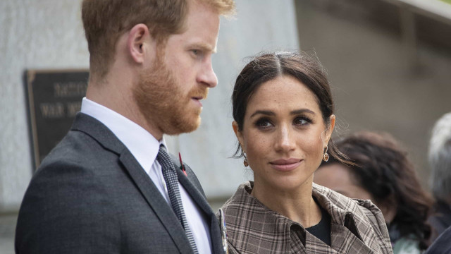 Rei Charles convida príncipe Harry e Meghan para sua coroação, diz site
