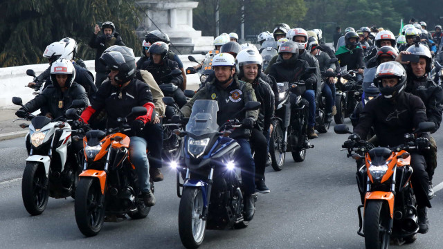 Forte esquema de segurança protege Bolsonaro em motociata em Porto Alegre