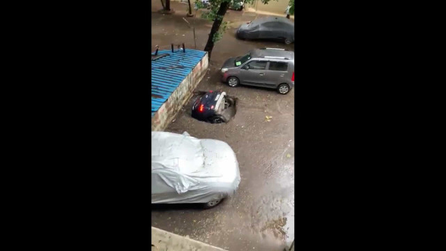 Carro afunda em buraco em parque de estacionamento na Índia