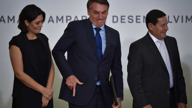Bolsonaro participa da entrega de espadins na Escola Naval