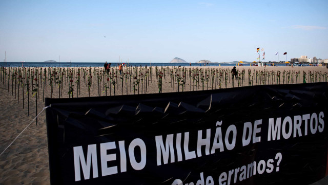 Orla de Copacabana tem 'roseiral' em homenagem às vítimas da covid-19