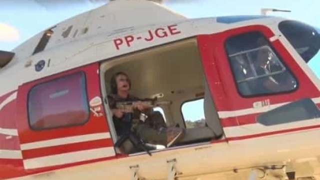 ’Estou indo te pegar’ posta deputada com fuzil em helicóptero; vídeo