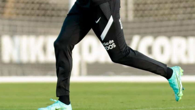 Verde ou Azul? Entenda a polêmica com a cor da chuteira de Jô, do Corinthians