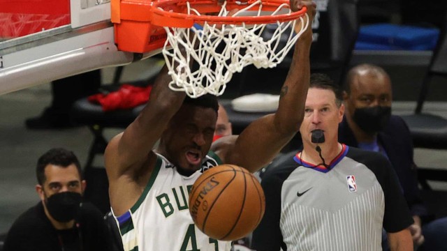 Com 14 jogadores pontuando, Bucks arrasam com Atlanta e empatam final do Leste
