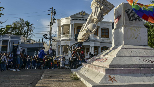 Manifestantes derrubam estátua de Cristóvão Colombo em meio a protestos na Colômbia