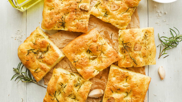 Focaccia simples para uma entrada maravilhosa