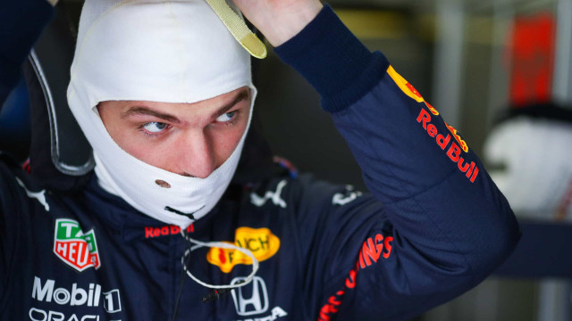 Chefe da Red Bull acusa Hamilton de fingir lesão após acidente com Verstappen