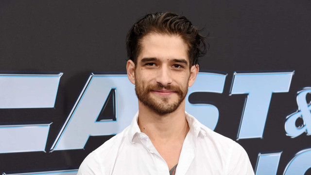 Tyler Posey, de Teen Wolf, diz que namorada o ajudou a se descobrir 'sexualmente fluido'