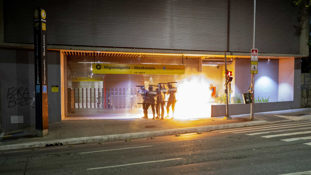 Manifestantes em SP ateiam fogo em agência