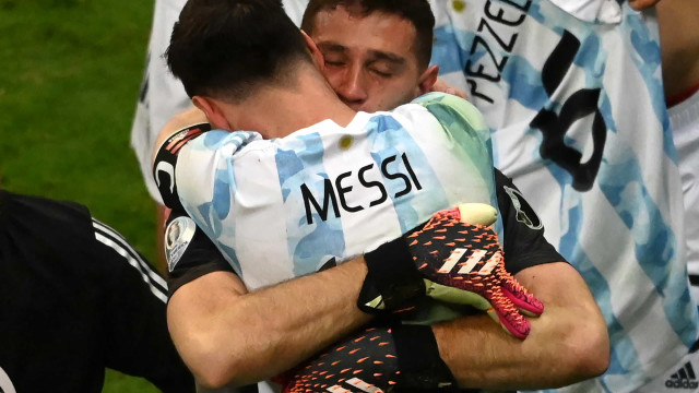 Goleiro argentino provoca, defende 3 pênaltis e é elogiado por Messi: 'Fenômeno'
