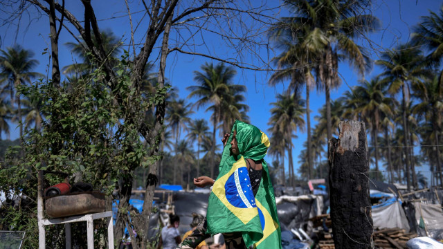  Brasil registra 1.595 mortes por Covid em 24 h e mais de 54 mil casos