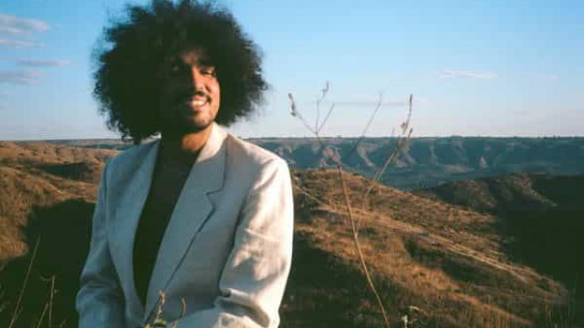 Pedro Alex, filho do vocalista do Natiruts, lança álbum além do 'good vibes'