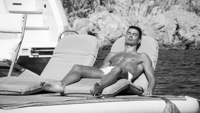 De roupa interior, Ronaldo faz subir a temperatura logo pela manhã