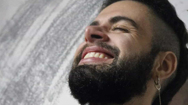 'Cena do beijo é ato de resistência', diz ator trans de 'Salve-se Quem Puder'