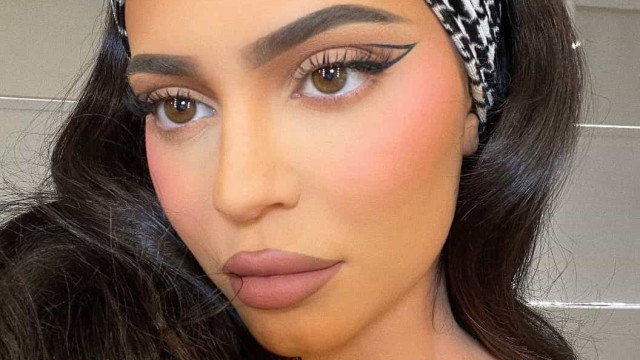 Truques simples que deixam os lábios carnudos (como os de Kylie Jenner)