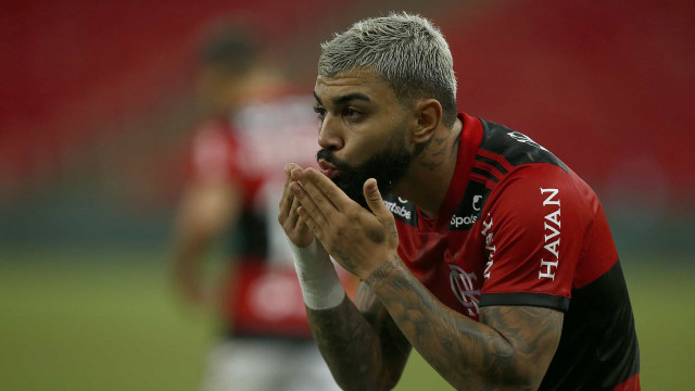 Com 3 de Gabriel, Flamengo goleia Bahia fora e sobe no Brasileirão