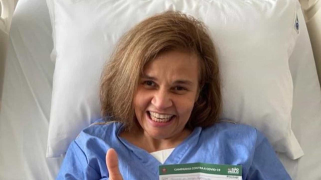 Claudia Rodrigues recebe segunda dose da vacina contra Covid um mês adiantada