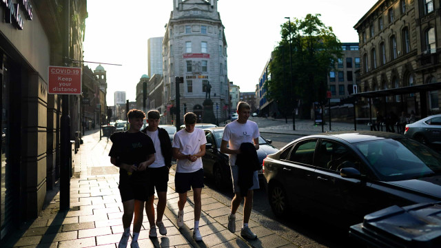 Na 'semana da liberdade', Inglaterra agora sofre com 'pingdemia' de Covid-19