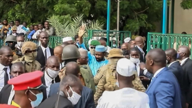 Presidente interino do Mali sofre tentativa de ataque a faca em celebração