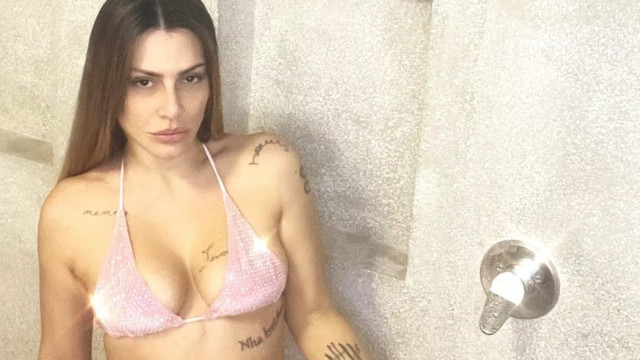 Cleo posa tomando banho de biquíni e afirma sentir saudades do BBB