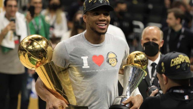 Antetokounmpo quebra 'parede' e leva Bucks a primeiro título em 50 anos