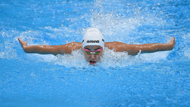 Refugiada que salvou 18 pessoas no Mediterrâneo fica em último nos 100m borboleta