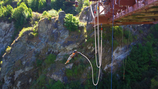 Mulher morre após entender mal instrutor de bungee jumping