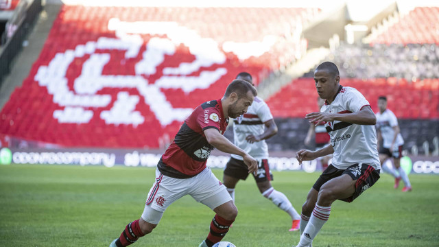 São Paulo sai na frente, mas leva goleada do Fla e se complica mais no Brasileiro
