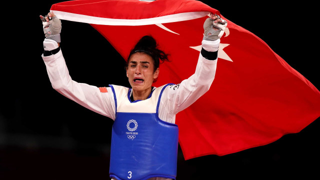 Ex-xodó do Irã, refugiada perde medalha, sai chorando e é atacada por país natal