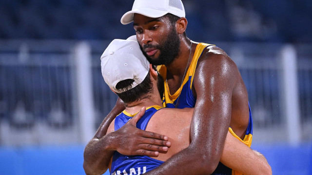 Evandro e Bruno Schmidt derrotam poloneses e seguem invictos no vôlei de praia