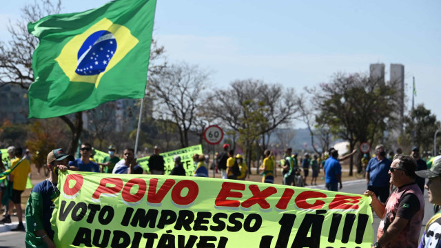 Em ato por voto impresso, Bolsonaro novamente coloca eleição de 2022 em dúvida
