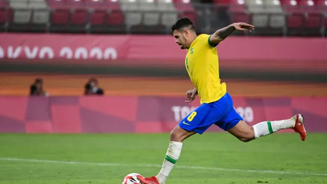 
                    Bruno Guimarães faz campanha pela manutenção de Paquetá no meio-campo
                