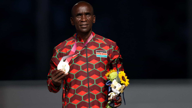 Queniano Kipchoge confirma favoritismo e conquista bi olímpico na maratona