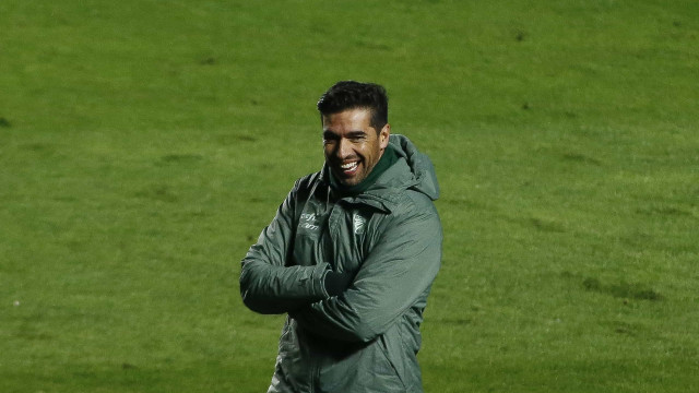 Abel elogia elenco do Palmeiras e aponta disputa por três taças nesta temporada