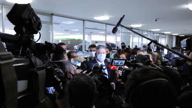 Câmara barra voto impresso, esvazia discurso golpista e impõe derrota a Bolsonaro