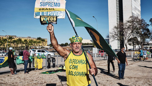 A luta continua, dizem bolsonaristas, que veem vitória política sobre voto impresso
