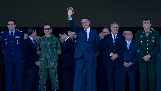 Desfile de tanques expõe isolamento de Bolsonaro