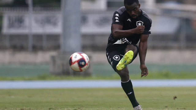 Jogador do Botafogo relata racismo em abordagem policial: 'Tratado como bandido'
