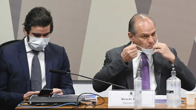 'Luis Miranda faz um teatro aqui', diz Barros na CPI da Covid