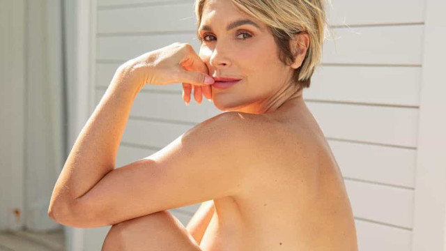 Flávia Alessandra publica foto apenas de meia e brinca: 'friozinho'