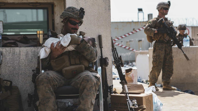 Fuzileiro dos EUA acalma bebê no aeroporto de Cabul