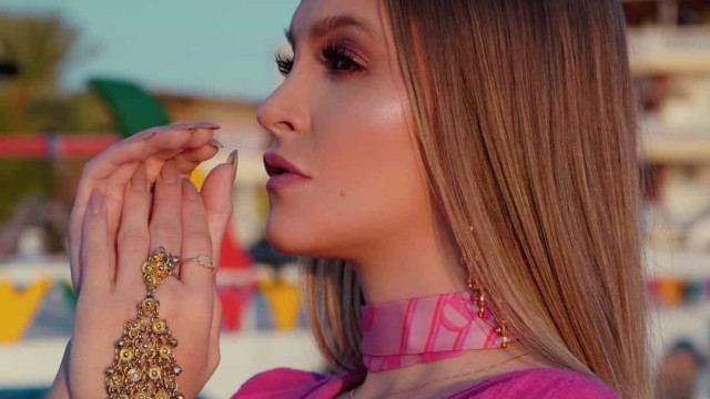Carla Diaz usa pulseira de Khadija no Egito e relembra 'O Clone'