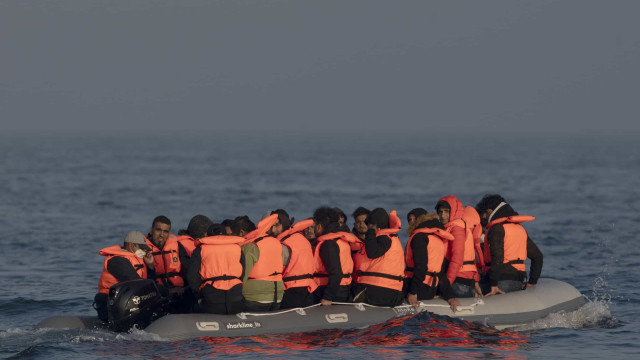 Mais de 800 migrantes são interceptados no Canal da Mancha em um dia