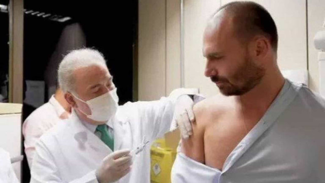 Eduardo Bolsonaro é vacinado contra Covid por Queiroga