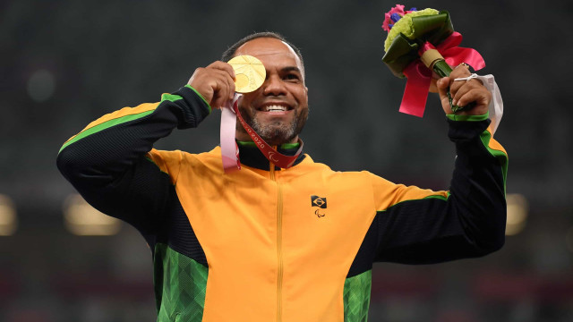 Claudiney Batista leva medalha de ouro no lançamento de disco F56 na Paralimpíada