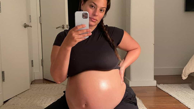 Grávida, Ashley Graham posa sem roupa e mostra estrias