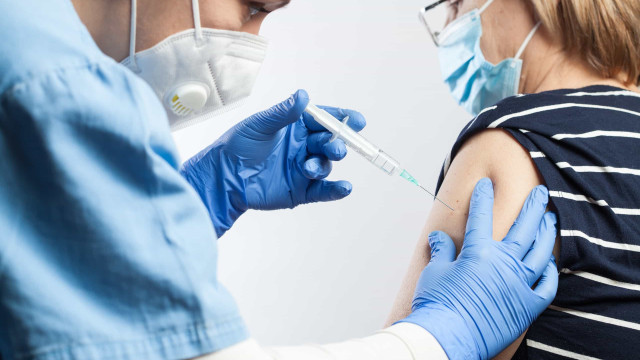 Risco de pegar Covid aumenta em quase cinco vezes ao não se vacinar